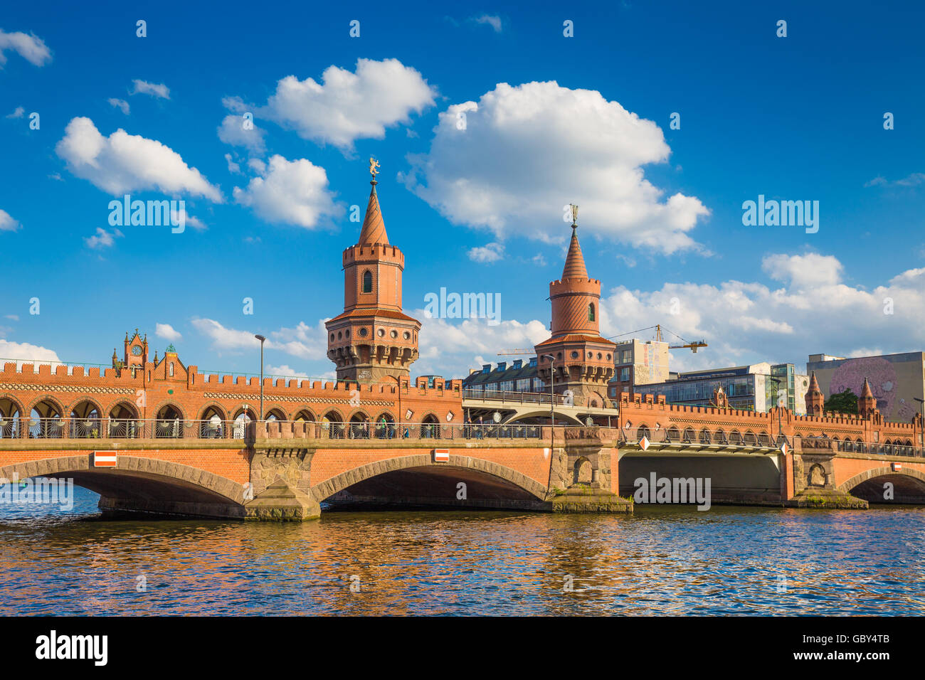 Célèbre Oberbaum Bridge traversant la rivière Spree sur une journée ensoleillée avec ciel bleu et nuages en été, Berlin, Allemagne Banque D'Images