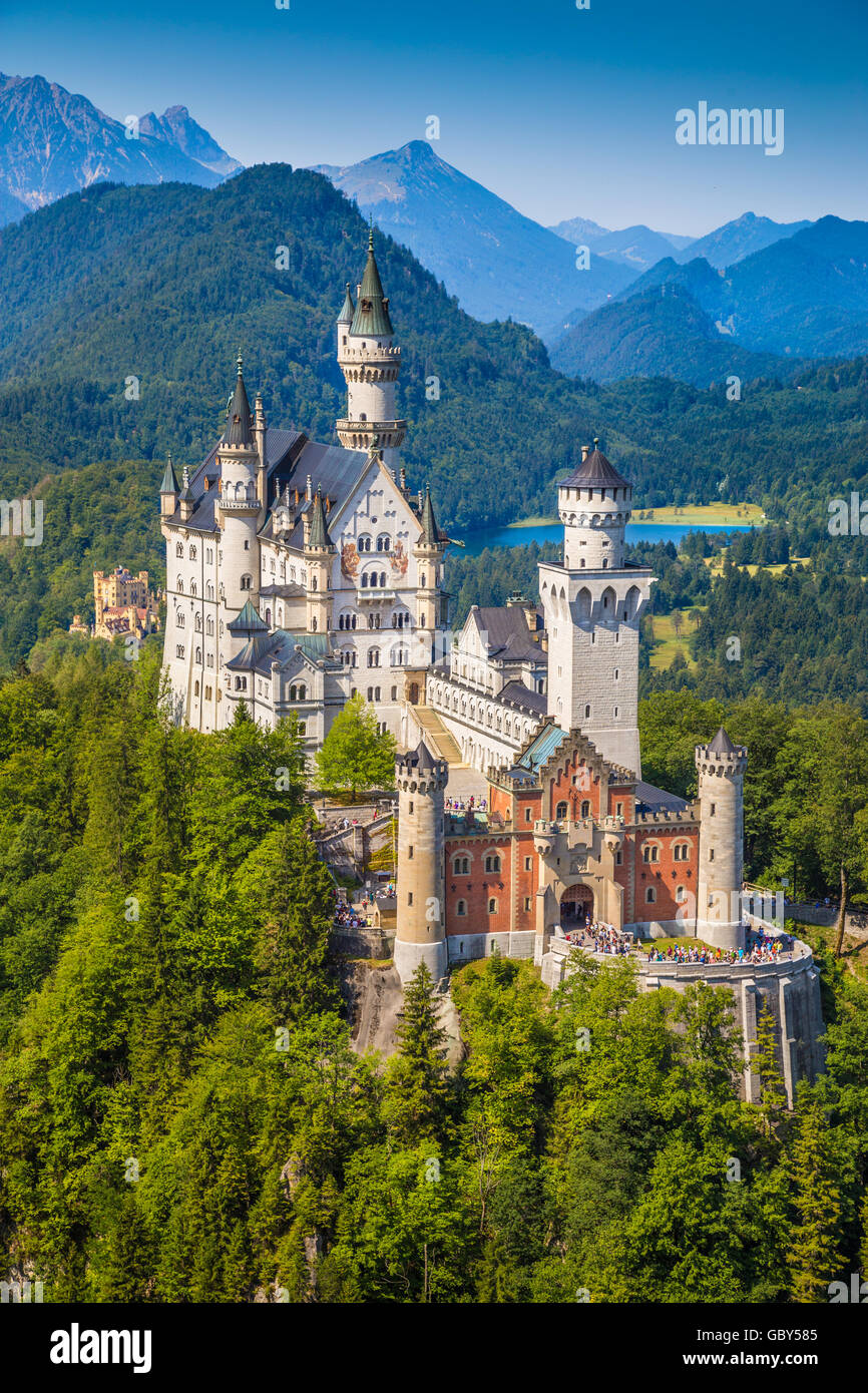 Belle vue de la célèbre château de Neuschwanstein, l'un des châteaux les plus visités d'Europe, en été, Bavière, Allemagne Banque D'Images
