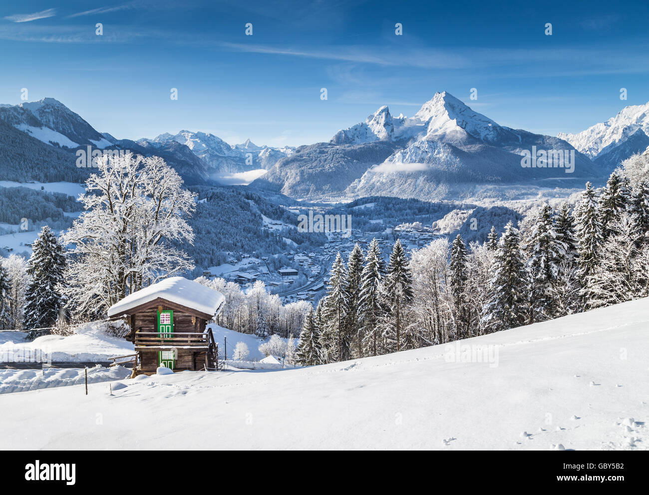 Winter Wonderland idyllique des paysages de montagne dans les Alpes avec chalet de montagne traditionnel par une froide journée ensoleillée Banque D'Images