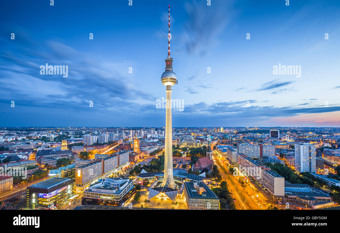 L'affichage classique d'antenne de toits de Berlin avec célèbre tour de télévision de l'Alexanderplatz et dramatique au crépuscule, cloudscape Allemagne Banque D'Images