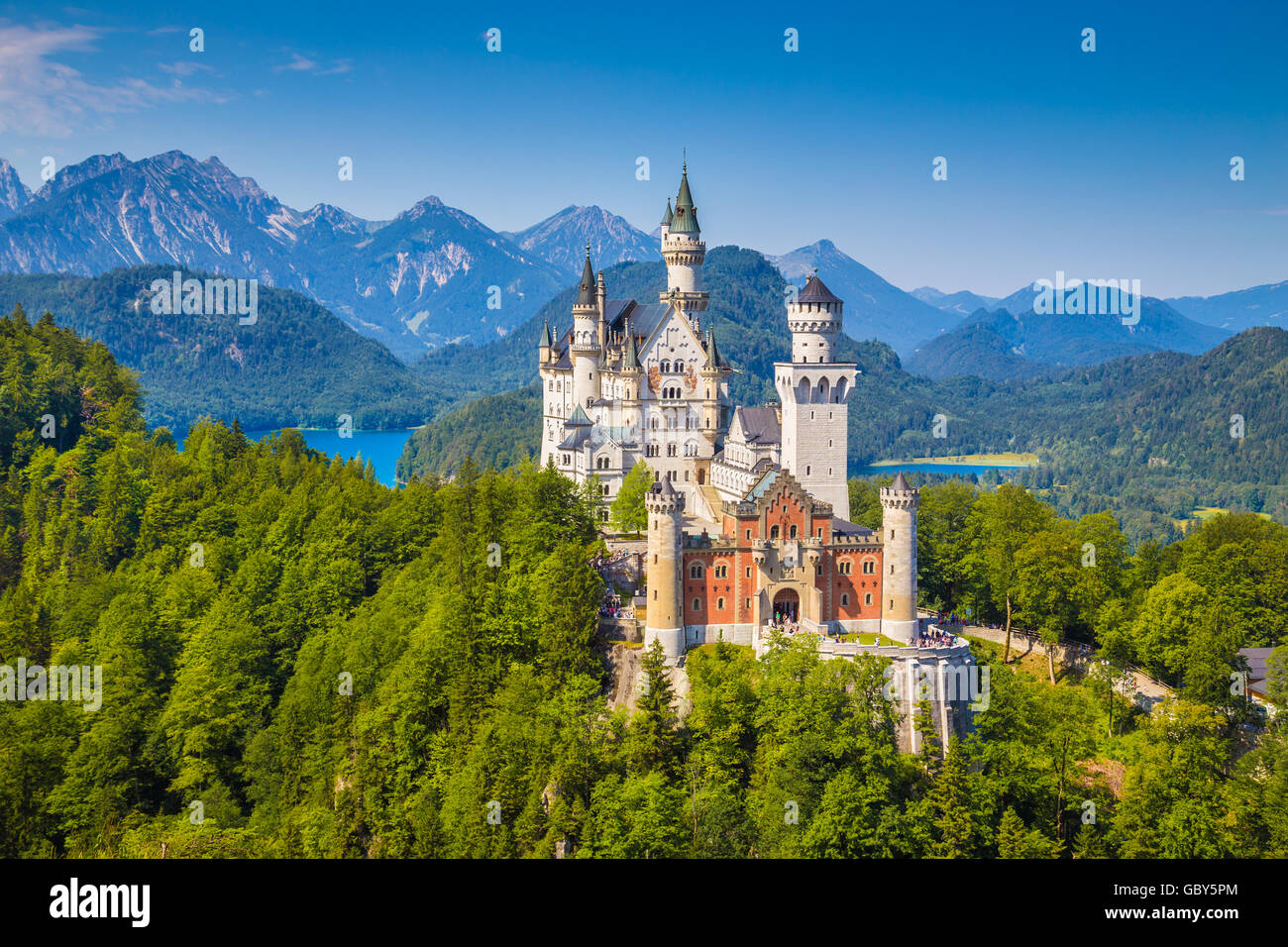 Belle vue de la célèbre château de Neuschwanstein, l'un des châteaux les plus visités d'Europe, en été, Bavière, Allemagne Banque D'Images