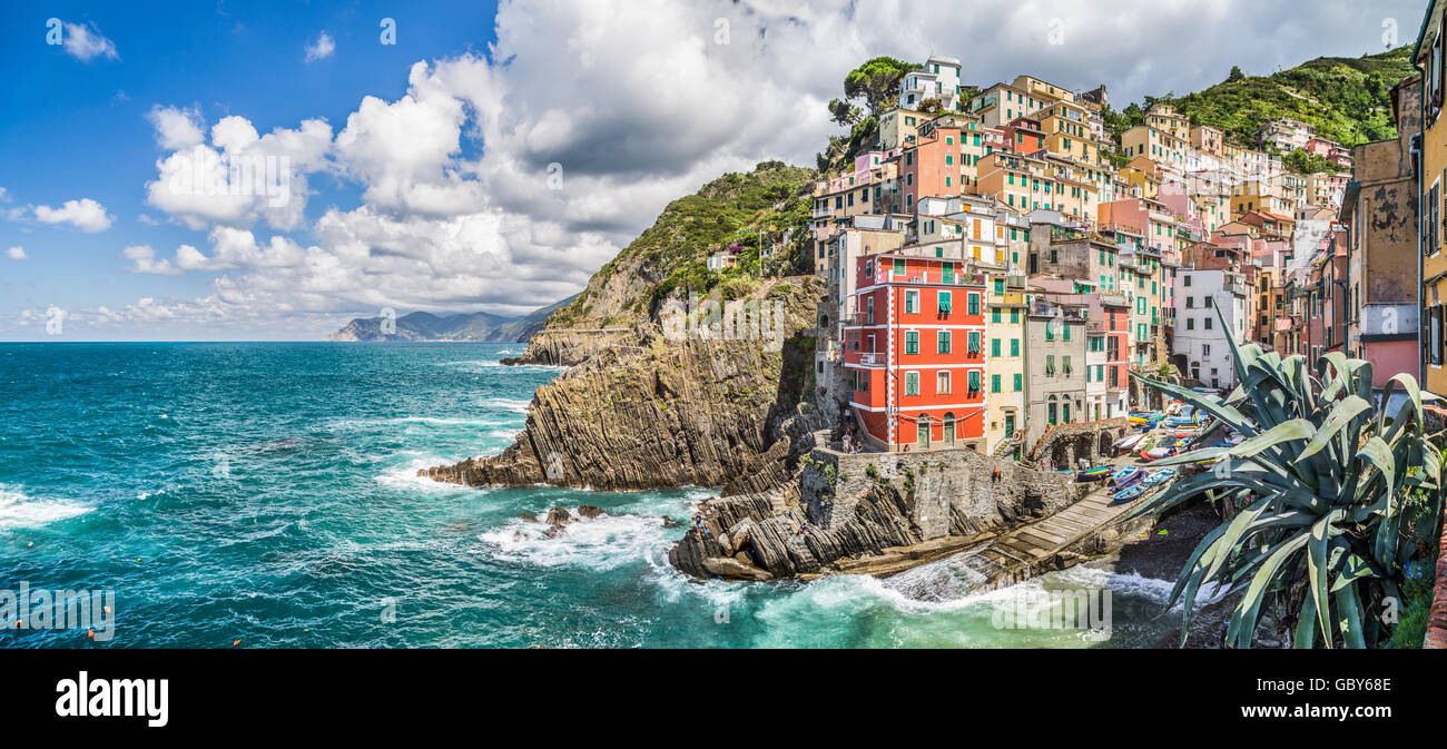 Vue panoramique de Riomaggiore, l'un des cinq villages de pêcheur célèbre Cinque Terre en Ligurie, Italie Banque D'Images