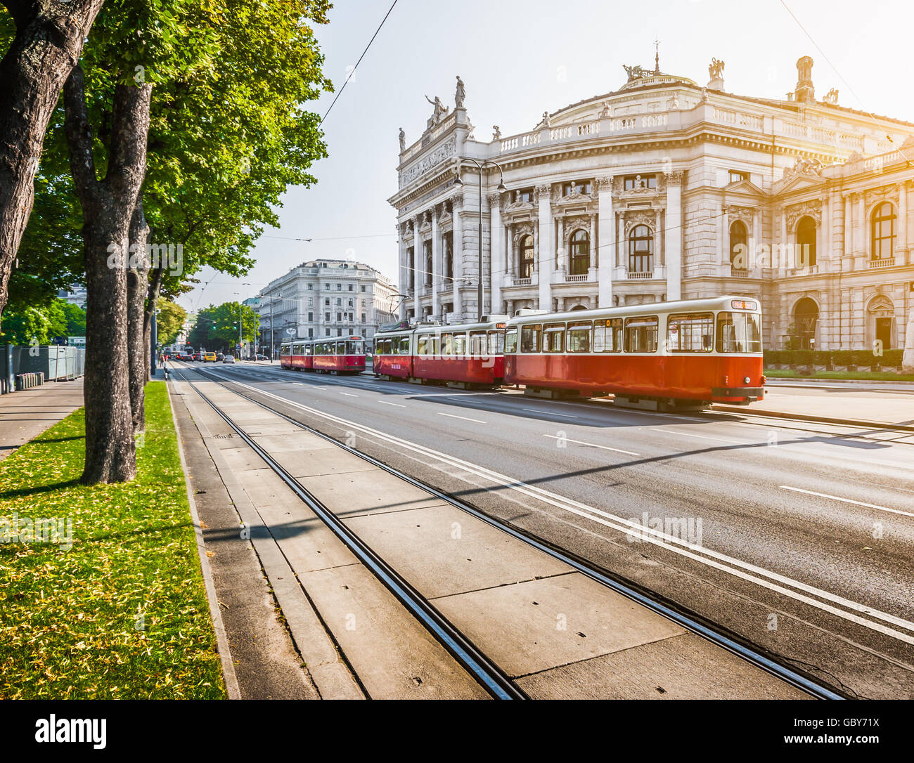 Ringstrasse Wiener Burgtheater (historique avec le Théâtre de la cour impériale) et le tramway électrique traditionnel au lever du soleil, Vienne, Autriche Banque D'Images