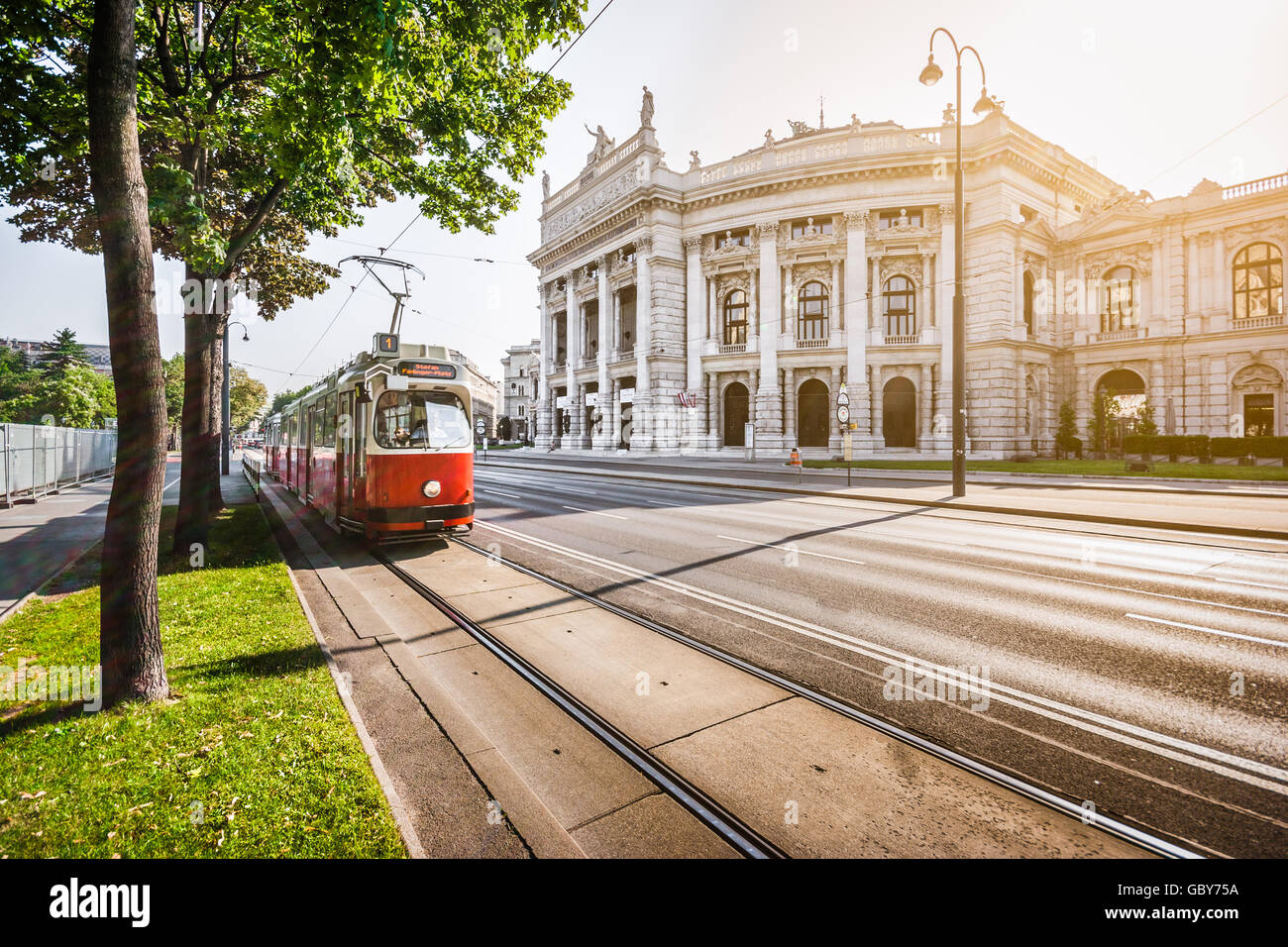 Ringstrasse Wiener Burgtheater (historique avec le Théâtre de la cour impériale) et le tramway électrique traditionnel au lever du soleil, Vienne, Autriche Banque D'Images