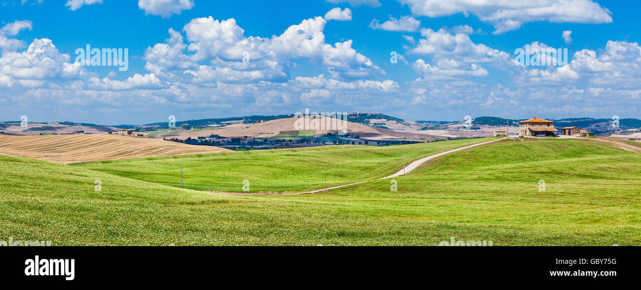 Paysage Toscane pittoresque avec de douces collines maison de ferme traditionnelle en Val d'Orcia, Italie Banque D'Images