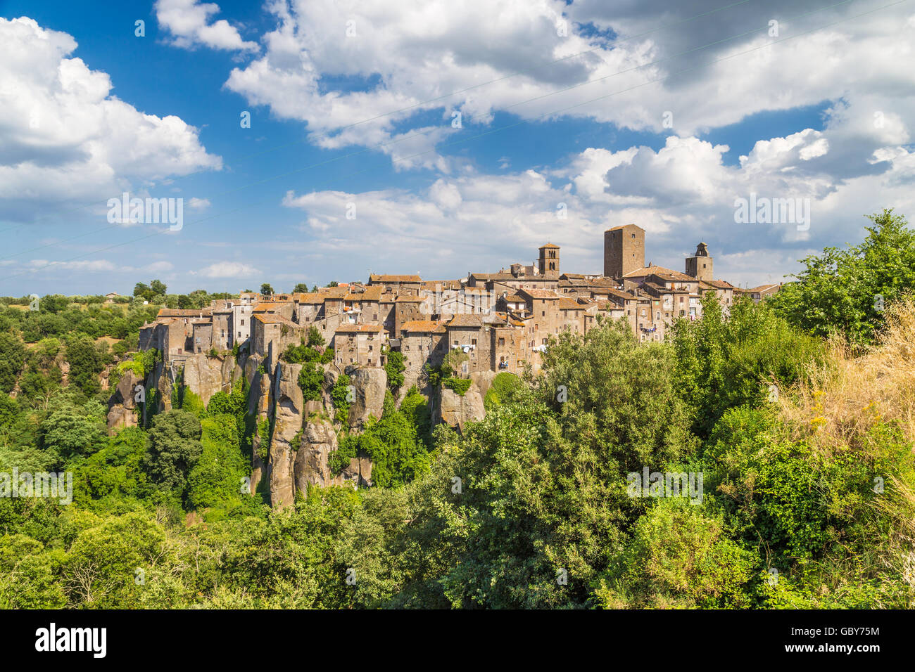 Belle vue sur la ville médiévale de Vitorchiano avec de superbes nuages, province de Viterbe, Latium, Italie Banque D'Images