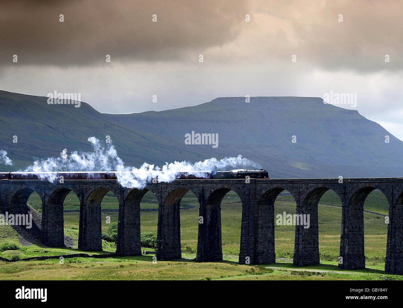 VEUILLEZ NOTER QUE L'EFFET DE CIEL A ÉTÉ CRÉÉ À L'AIDE D'UN FILTRE GRADUÉ. Le Cumbrian Mountain Express tiré par la locomotive Scots Guardsman fait son premier voyage de l'été entre York et Carlisle traversant le Viaduc de Ribblehead. Banque D'Images