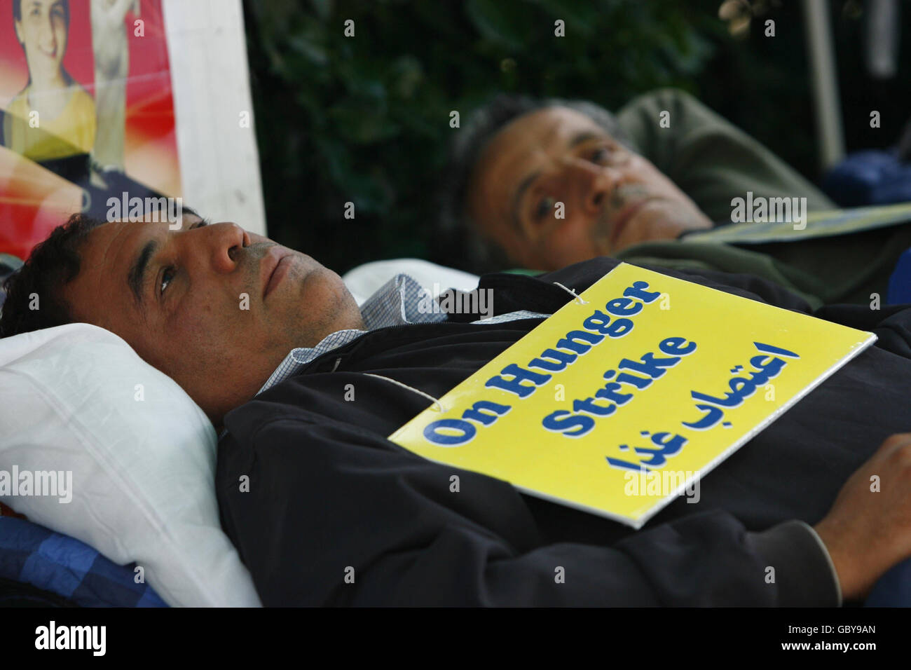 Khalil Abadi (à gauche) et Sharif Baman (à droite), Iraniens vivant au Royaume-Uni, poursuivent leur huitième journée de grève de la faim devant l'ambassade américaine dans le centre de Londres. Banque D'Images