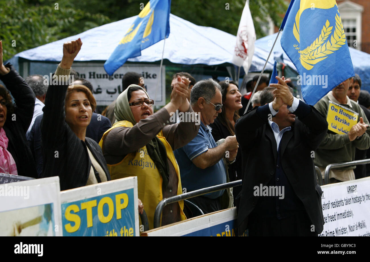 Des militants et des grévistes de la faim protestent devant l’ambassade américaine dans le centre de Londres au nom d’Iraniens dissidents exilés qui vivent dans un camp de réfugiés en Irak. Banque D'Images