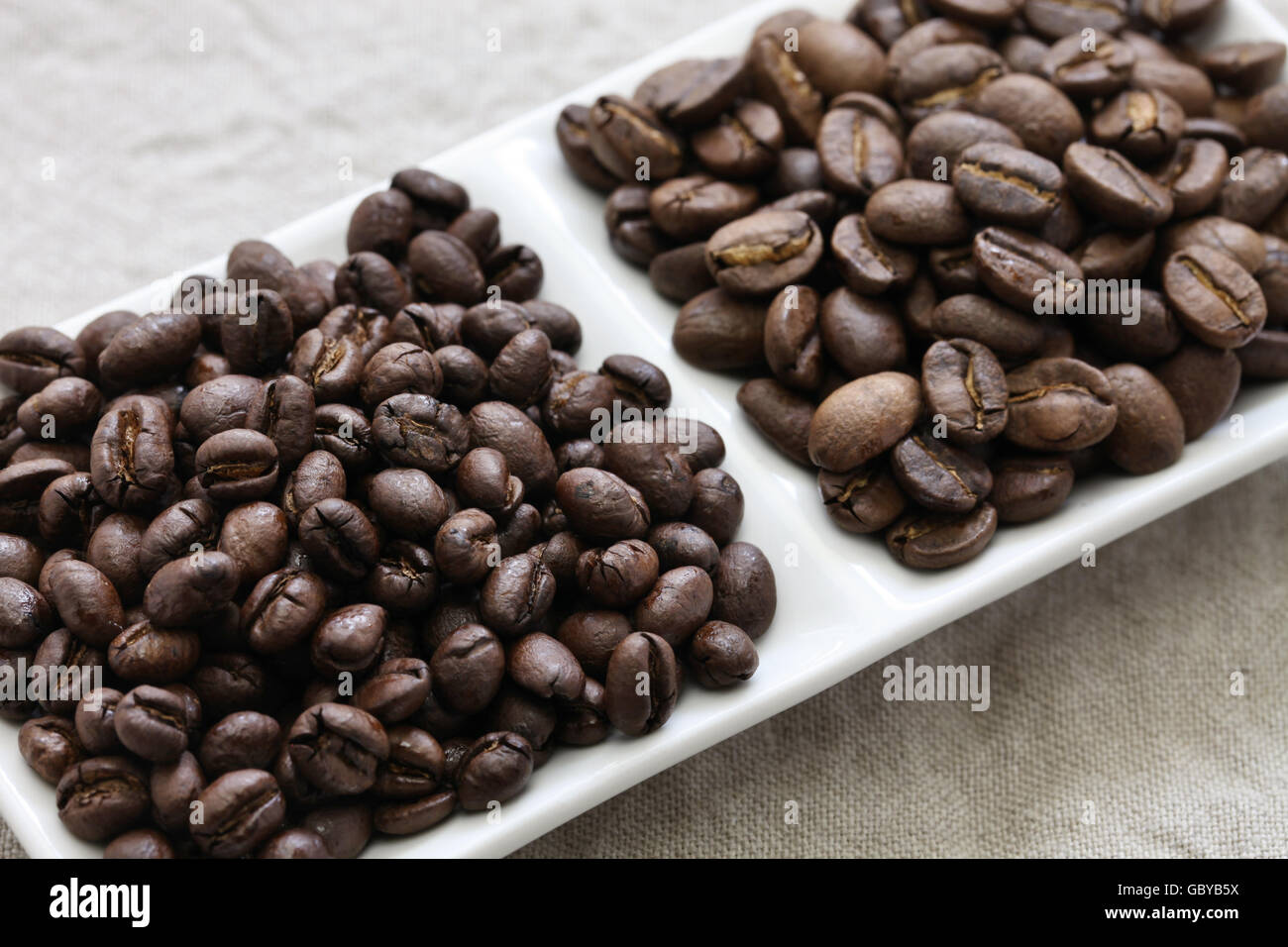 Les grains de café torréfié, peaberry et haricots plats Banque D'Images