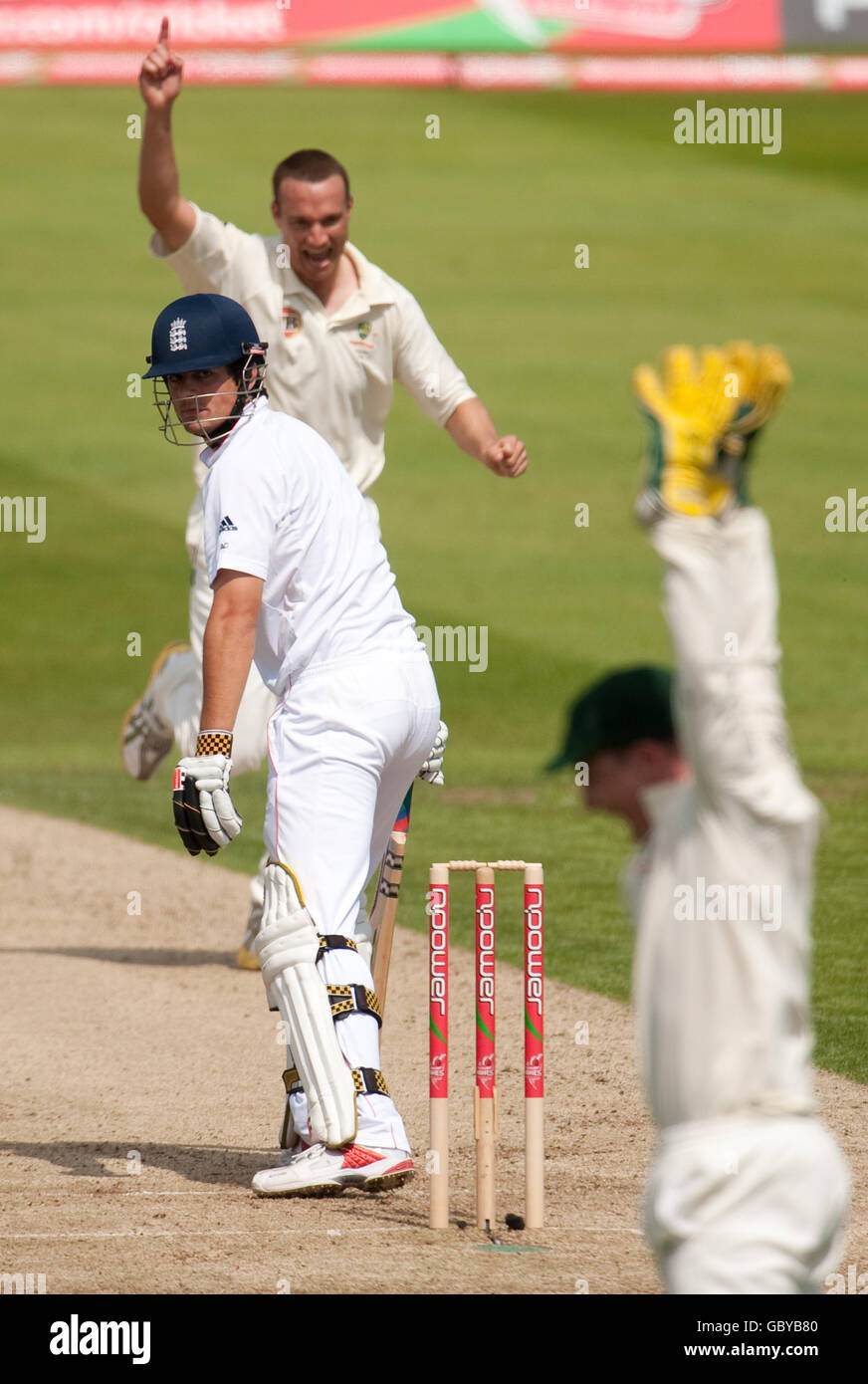 Cricket - les Ashes 2009 - npower quatrième Test - Premier jour - Angleterre / Australie - Headingley.Le australien Stuart Clark célèbre le départ d'Alastair Cook en Angleterre lors du quatrième test à Headingley, Leeds. Banque D'Images