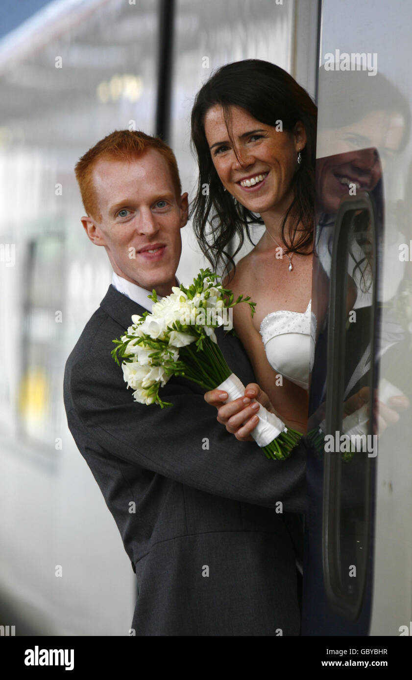 Newlyweds Tom et Suzanne Croft, tous deux 28 et de Greenwich dans le sud-est de Londres, photographiés à bord d'un train Eurostar à St Pancras de Londres qui les emmenera, leurs amis et leur famille à Bruxelles, en Belgique, où ils apprécieront leur réception de mariage demain. Banque D'Images