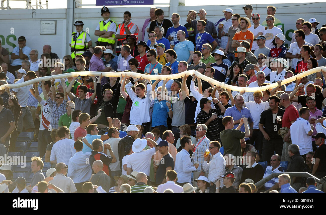Cricket - les Ashes 2009 - npower quatrième Test - Premier jour - Angleterre / Australie - Headingley.Les serpents à bière se rendent sur les terrasses occidentales lors du quatrième test à Headingley, Leeds. Banque D'Images