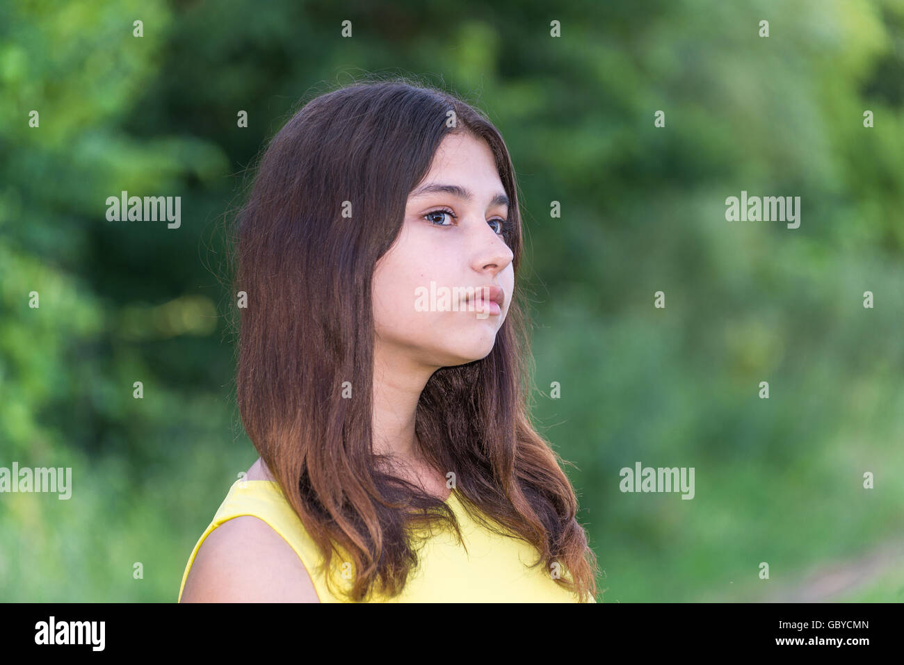 Belle fille de 14 ans qui posent sur la nature de l'été Photo Stock - Alamy