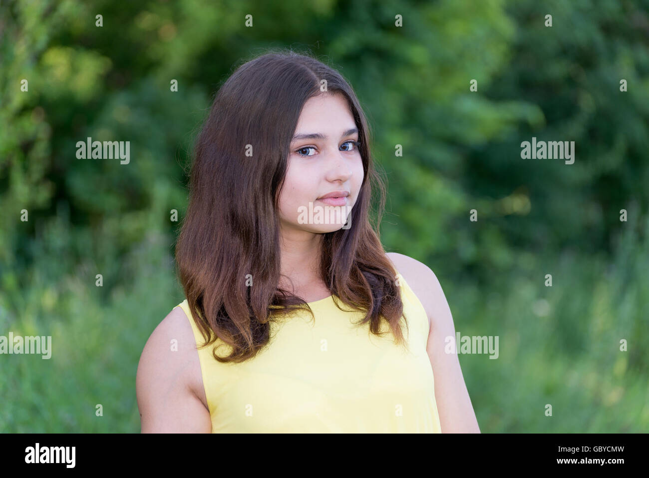 Belle fille de 14 ans qui posent sur la nature d'été Banque D'Images