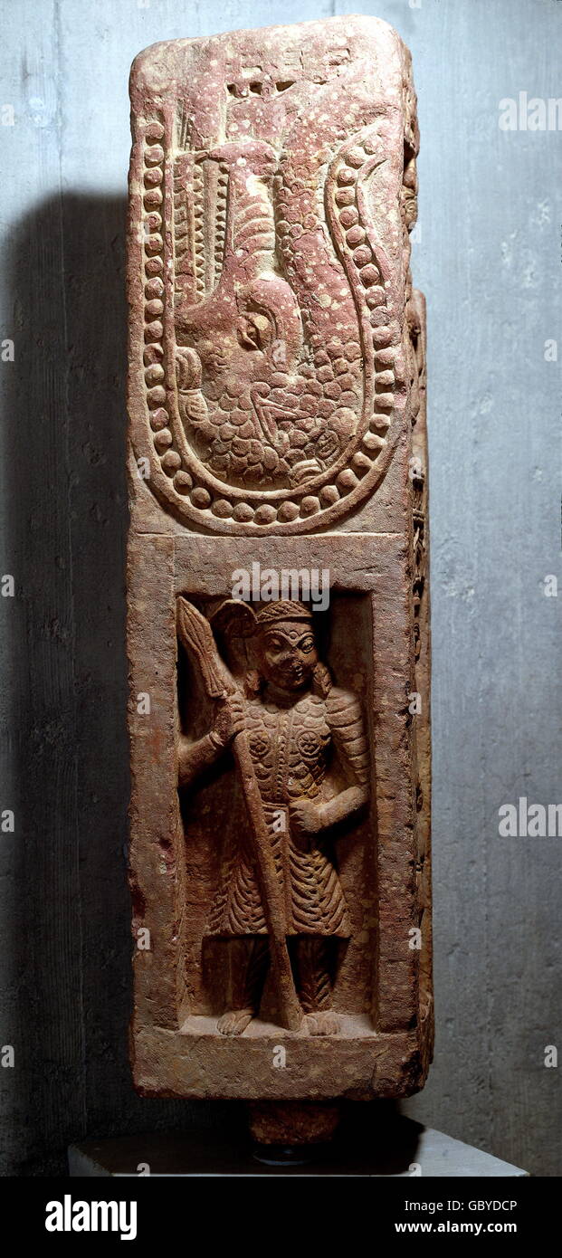 Beaux-arts, de l'Inde, guerrier avec lance, au-dessus : Makara (monstre de mer), de secours, de Mathura pierre, 2e - 4e siècle AD, Russek-Collection, Banque D'Images