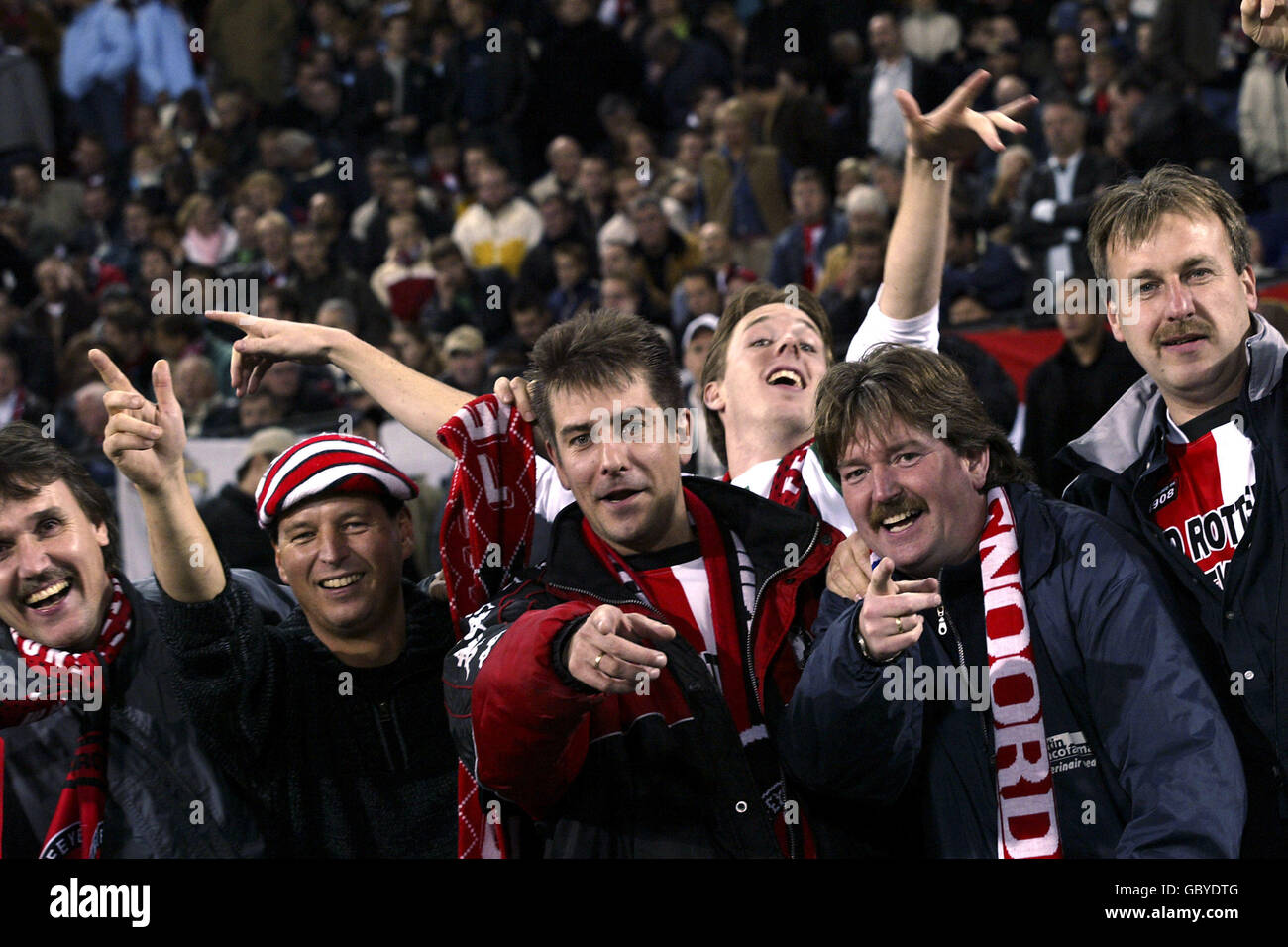 Les fans de Feyenoord s'imprégnent de l'atmosphère du de Kuip Stade Banque D'Images