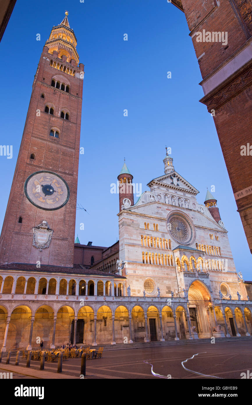 Cremona - La cathédrale Assomption de la Bienheureuse Vierge Marie au crépuscule. Banque D'Images