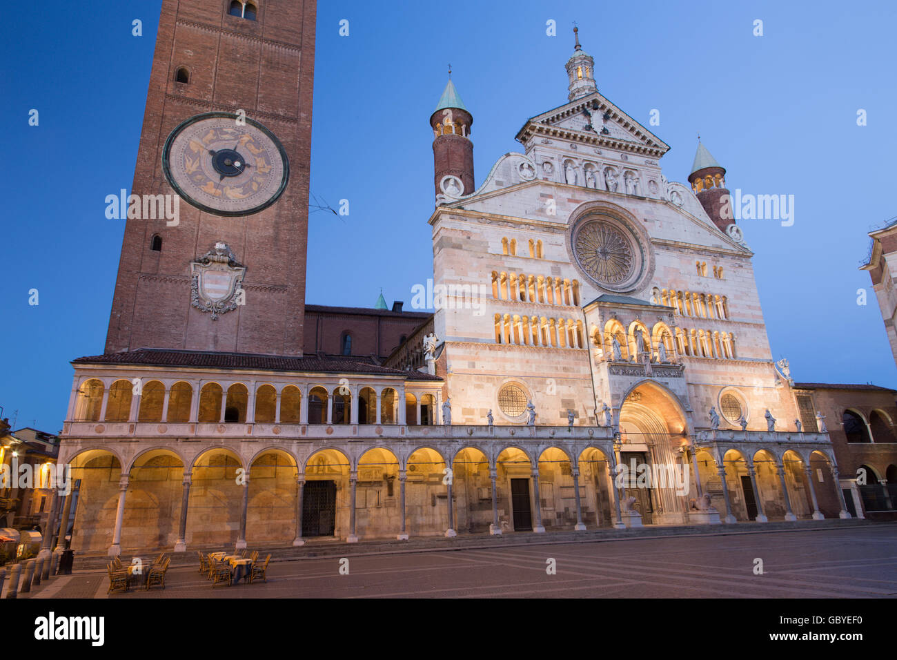 Cremona - La cathédrale Assomption de la Bienheureuse Vierge Marie au crépuscule. Banque D'Images
