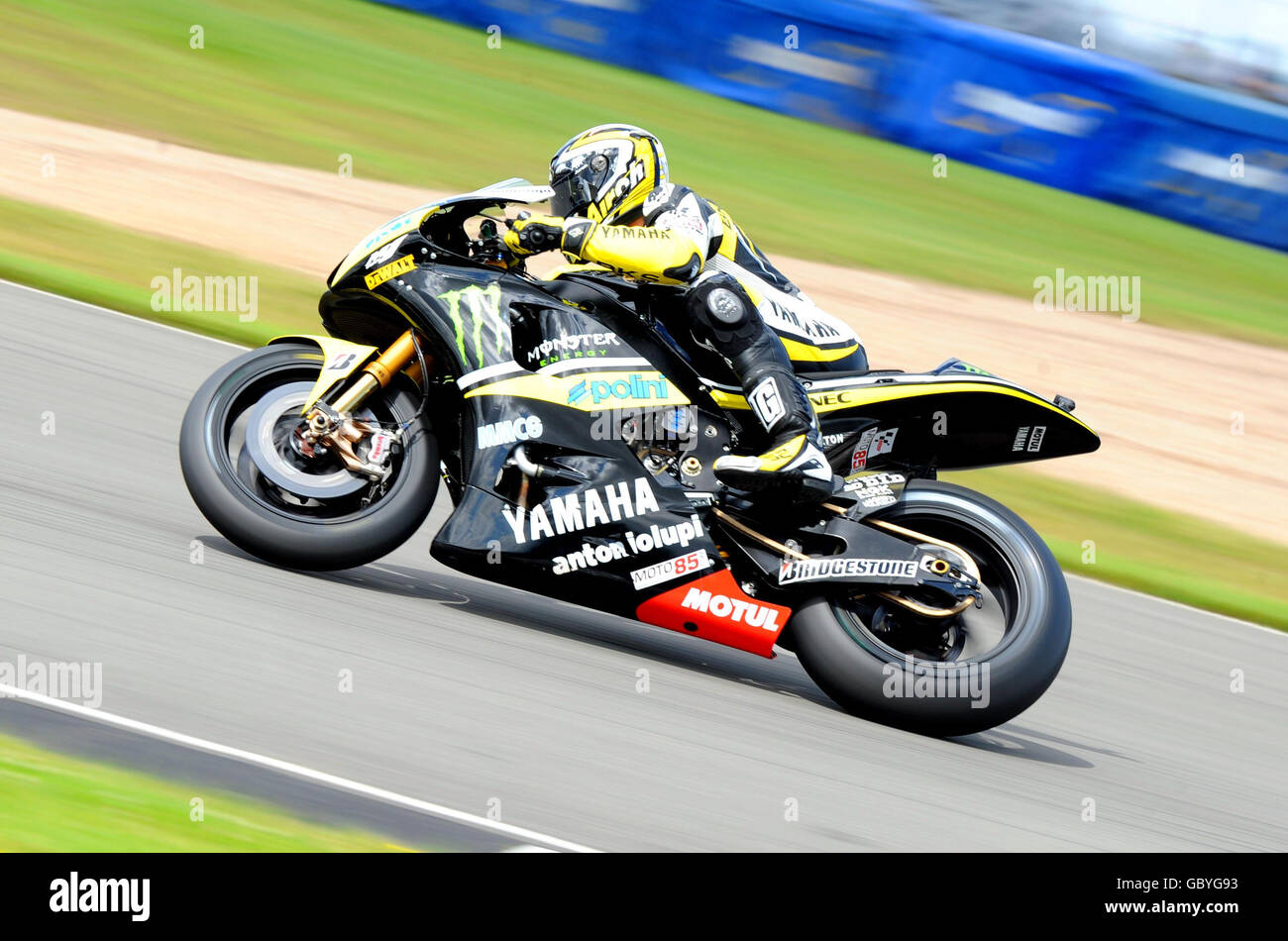 James Toseland en Grande-Bretagne à bord de son Monster Yamaha Tech 3 lors de la journée de qualification du Grand Prix britannique à Donington Park, Castle Donington. Banque D'Images