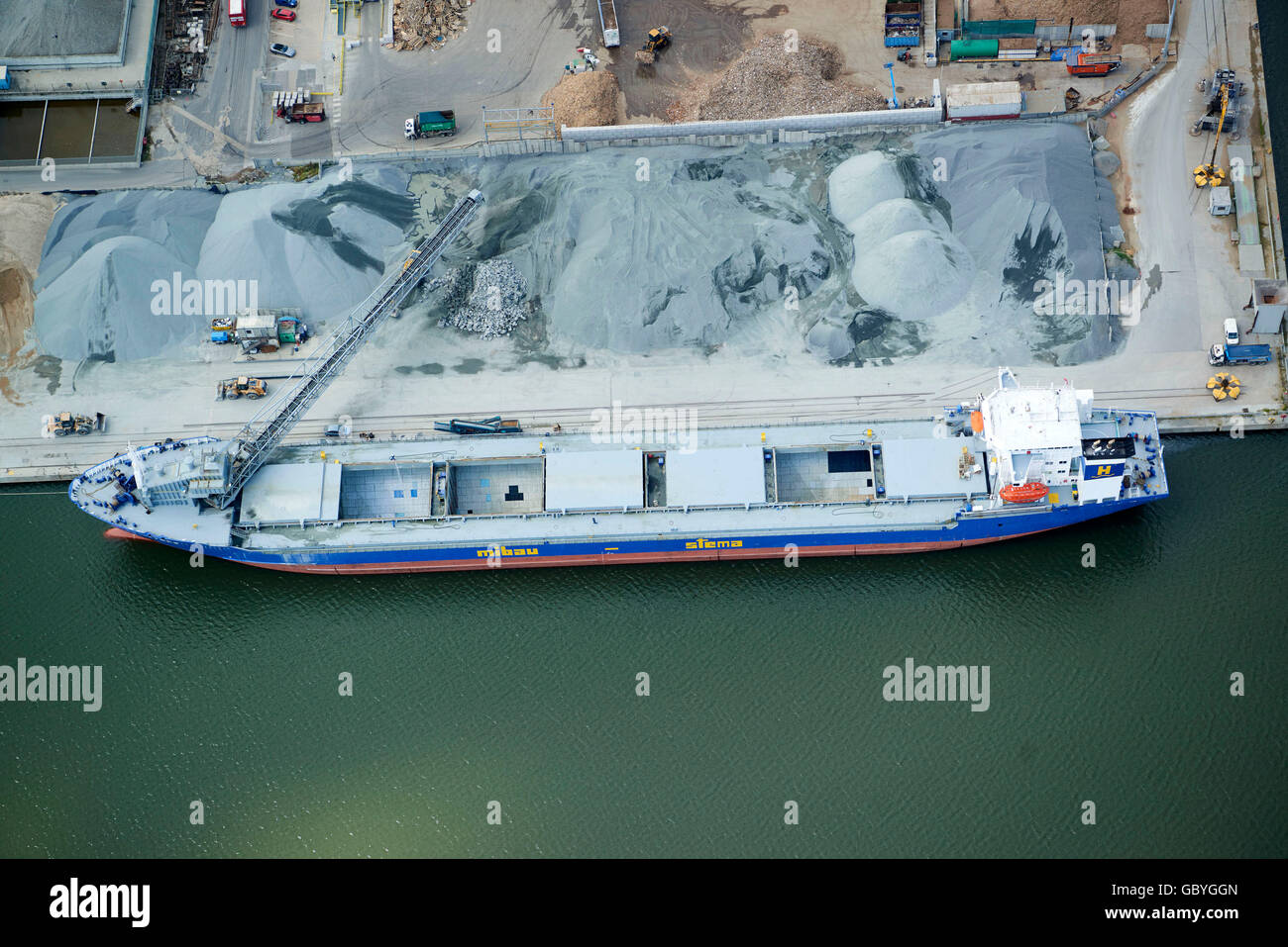 Le chargement des navires à Tilbury Docks, Angleterre du Sud-Est, Royaume-Uni Banque D'Images