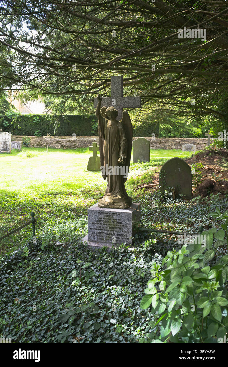 Église COTSWOLDS GLOUCESTERSHIRE Stanway dh Stone Angel cross pierre tombale cimetière Stanway Banque D'Images