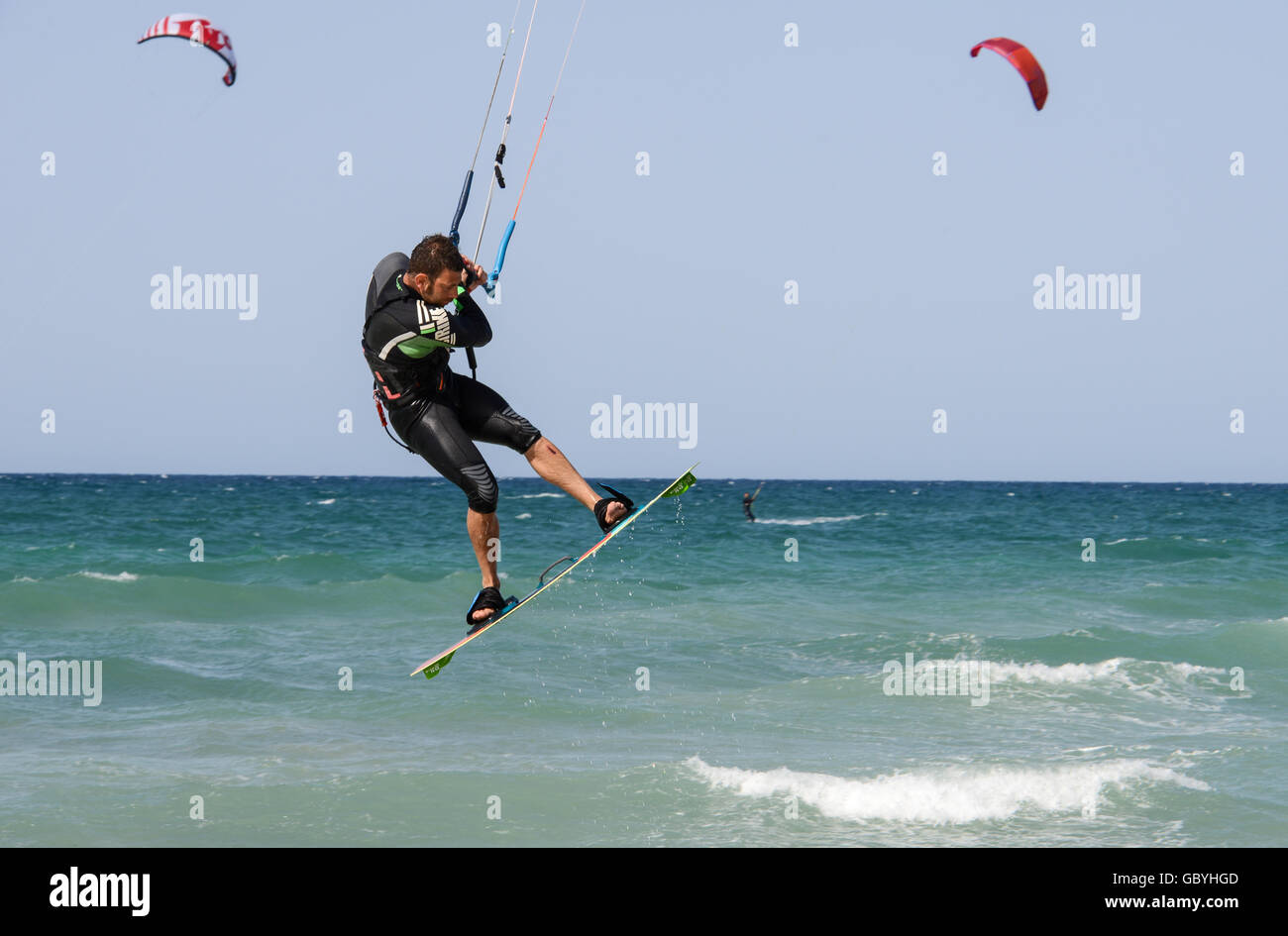 Torre Canne, Italie - 22 juin 2016 : des gens pratiquant le kitesurf sur la plage de Torre Canne sur les Pouilles, Italie Banque D'Images