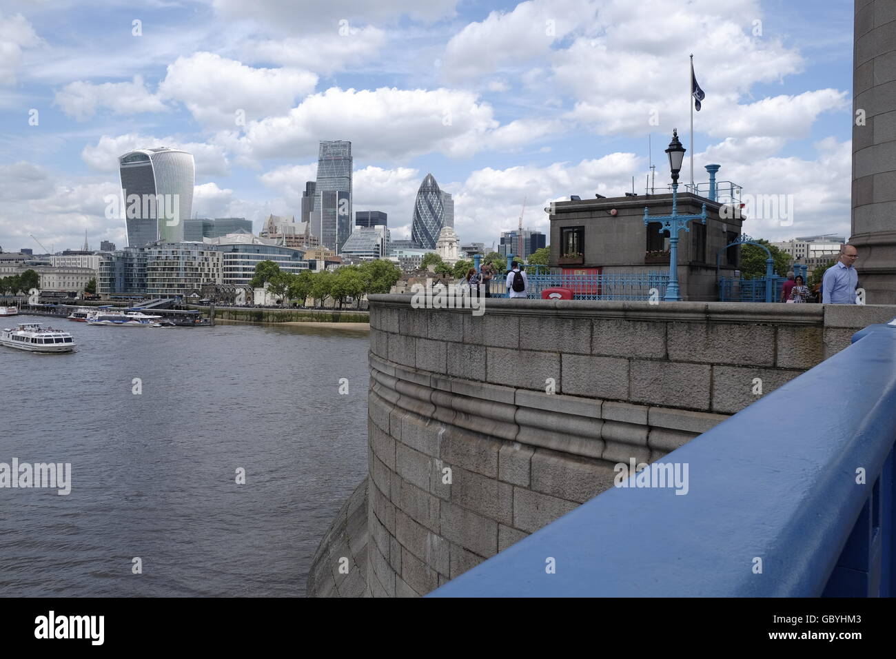 Ville de London CDB avec les talkie walkie râpe à fromage et le Gerkin prises de Tower Bridge avec la Tamise au premier plan Banque D'Images