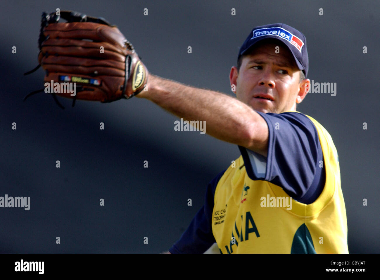 Le capitaine australien Ricky Ponting joue au baseball pendant l'échauffement Banque D'Images