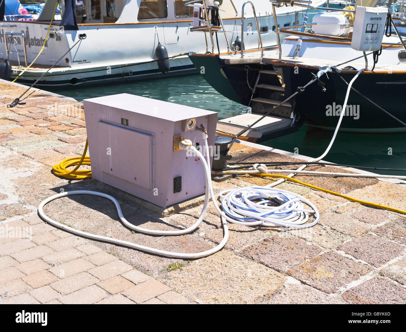 dh Charger ÉLECTRICITÉ AMÉRIQUE Quayside chargeur de batterie électrique pour marina yachts bateau quai fournissant yacht Banque D'Images