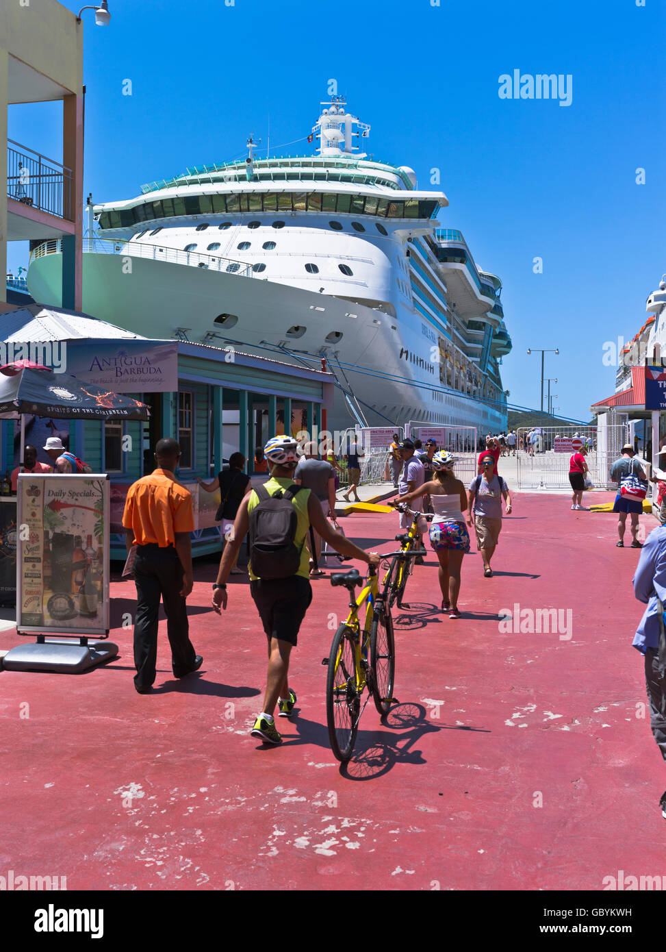 dh St Johns quai du patrimoine Antigua CARAÏBES Tourisme passagers cyclistes bateau de croisière Saint Johns port quai est île personnes barbuda Banque D'Images