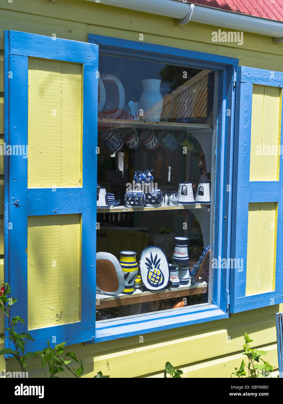 Dh St Johns Antigua Antilles Saint Johns Redcliffe Quay pottery shop window Banque D'Images