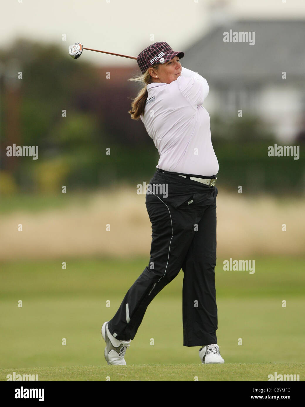 Georgina Simpson, de l'Angleterre, joue son deuxième tir de jusqu'au 17e fairway lors de l'Open britannique féminin à Royal Lytham et au parcours de golf St Anne à Blackpool. Banque D'Images