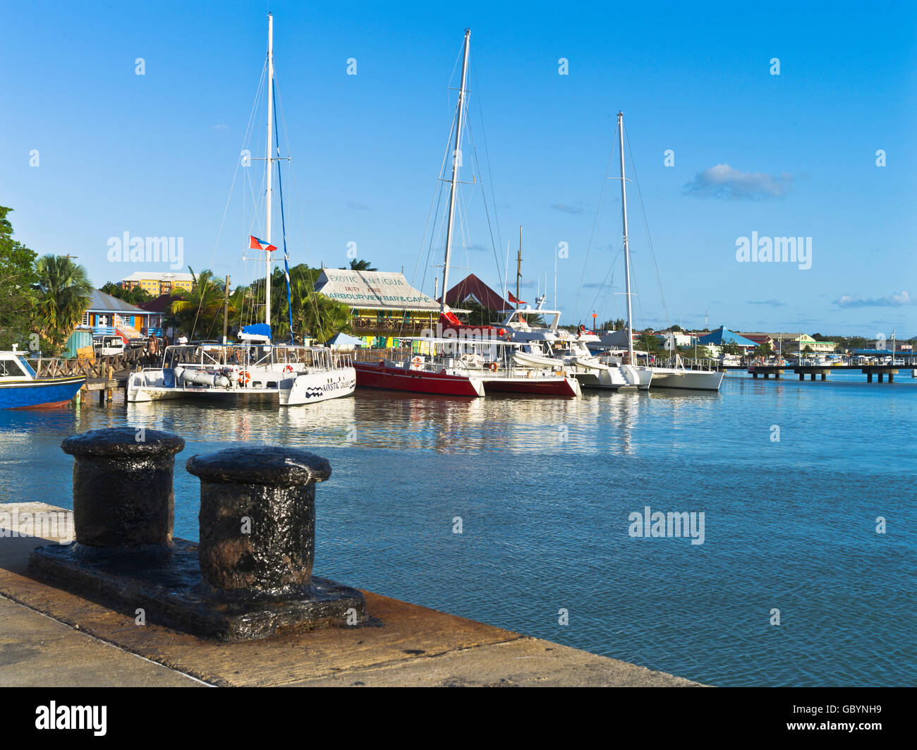 Dh St Johns Antigua Antilles Catamaran bateaux Heritage Quay Antigua et Barbuda Îles sous voile Banque D'Images