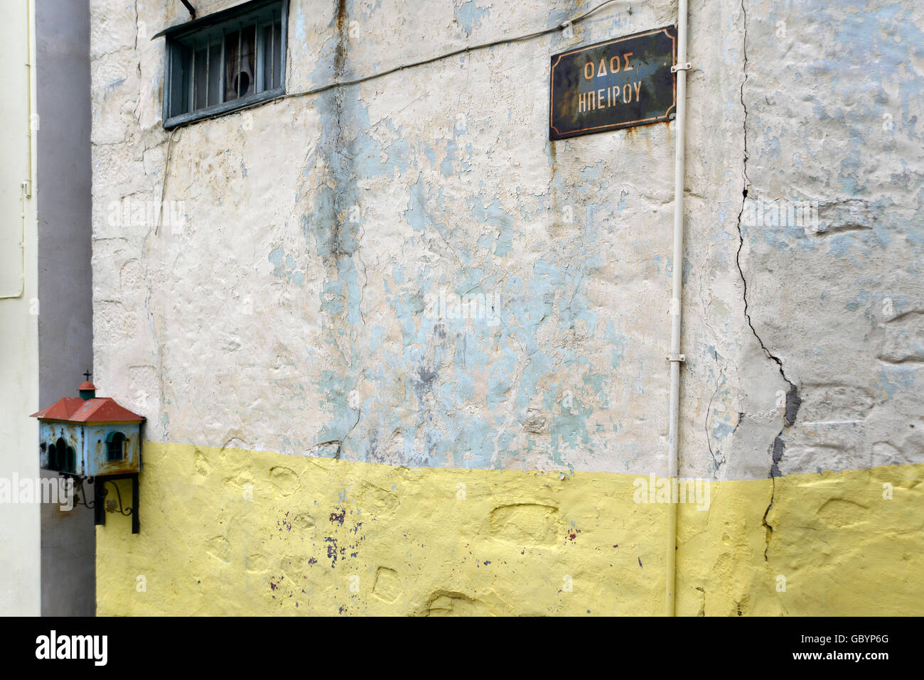 Autel avec bougie sur mur maison grecque Banque D'Images