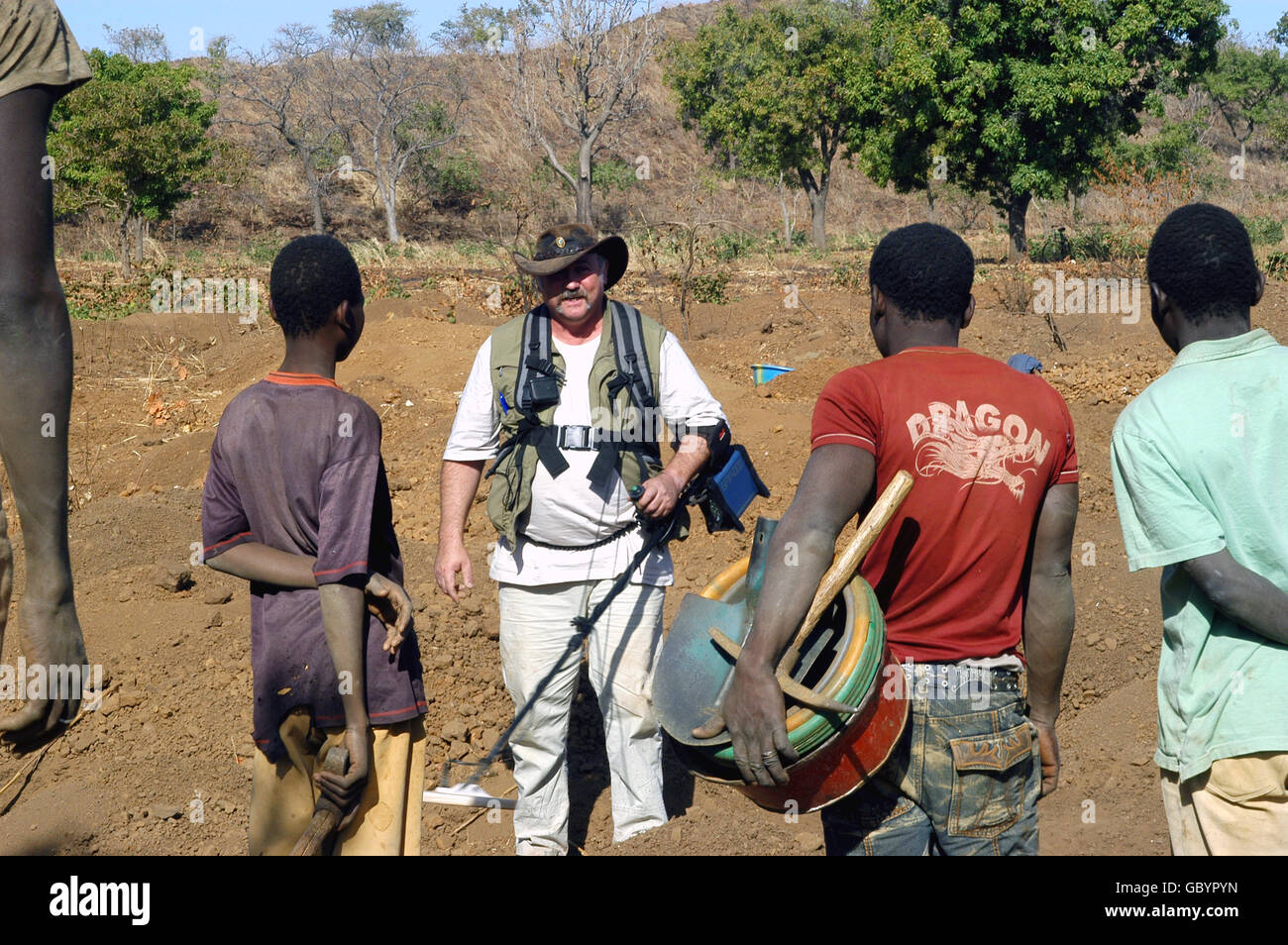 À l'état sauvage golden Poura dans l'ouest du Burkina Faso, un français arrivèrent avec un puissant détecteur de métal Banque D'Images