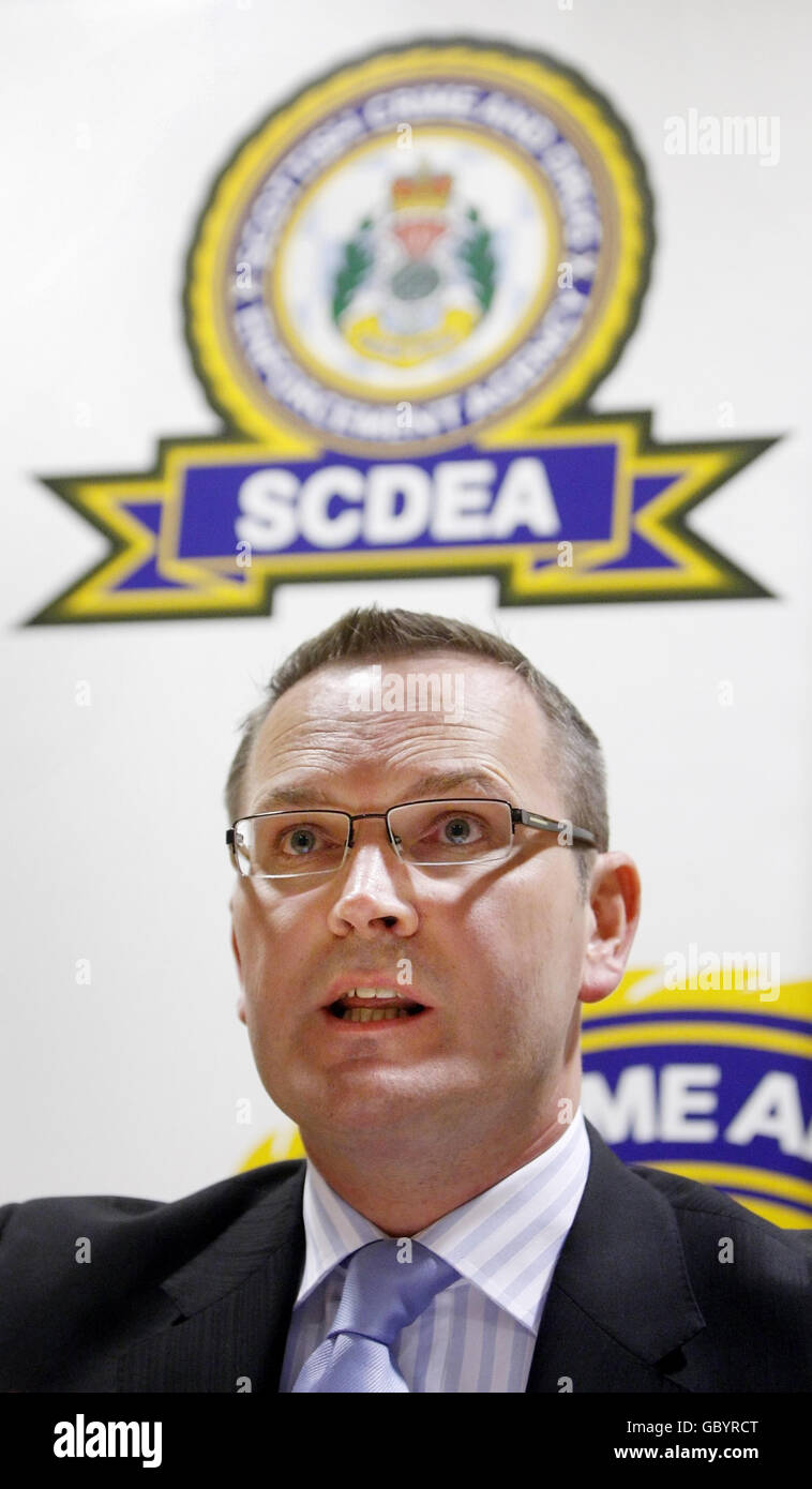 Scottish crime and Drug Enforcement Agency (SCDEA) Directeur général Gordon Meldrum, lors d'une conférence de presse pour publier le rapport annuel du SCDEA à Osprey House à Paisley. Banque D'Images