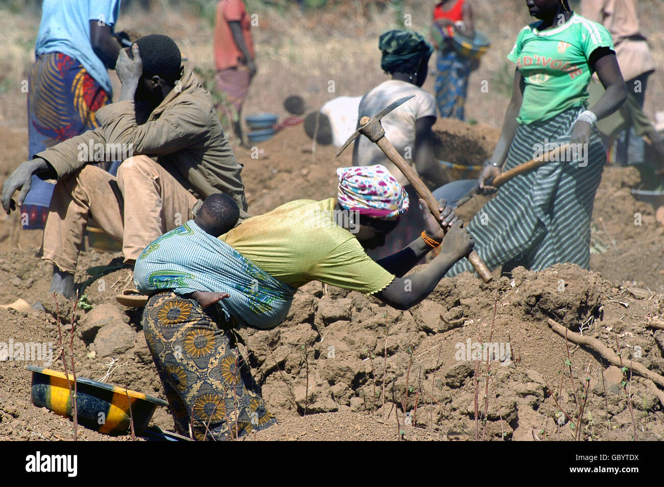 Poura gold mine au Burkina Faso où de nombreux chercheurs d'or venus principalement des femmes de creuser. Banque D'Images