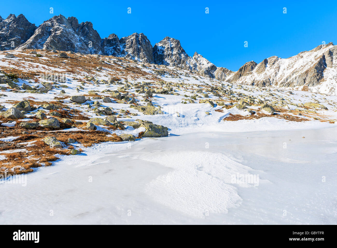Lac gelé dans Hincova valley en hiver paysage de montagnes Tatras, Slovaquie Banque D'Images