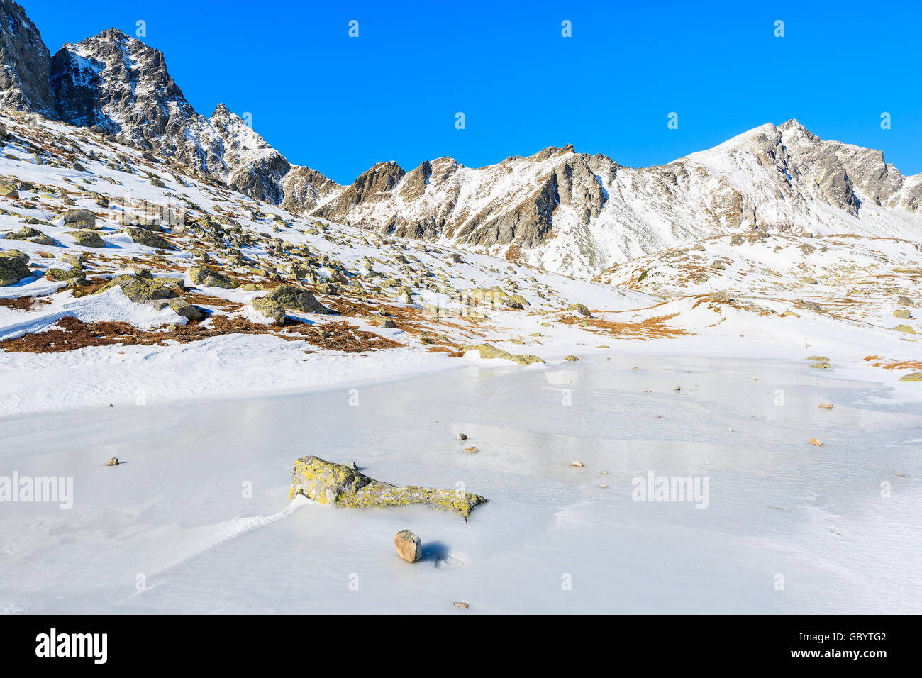 Lac gelé dans Hincova valley en hiver paysage de montagnes Tatras, Slovaquie Banque D'Images