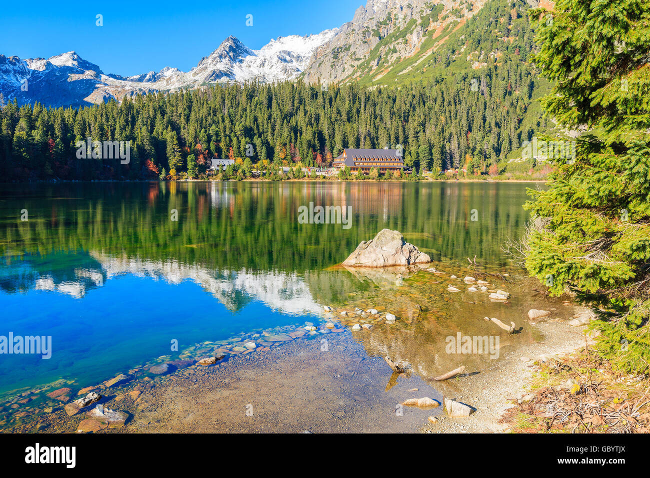 Reflet de la montagne dans le lac Popradske en automne couleurs de Tatras, Slovaquie Banque D'Images