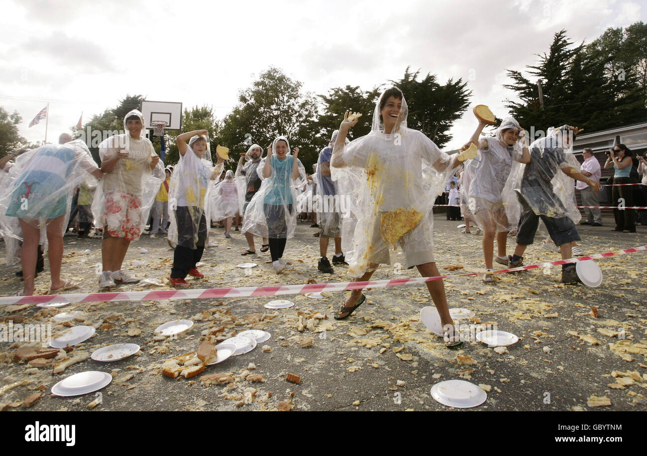 Les membres de la Brigade des lads et des filles juives (JLGB) ont réussi à battre le record mondial pour le plus grand combat de tarte aux pommes de terre à Colchester, dans l'Essex. Banque D'Images