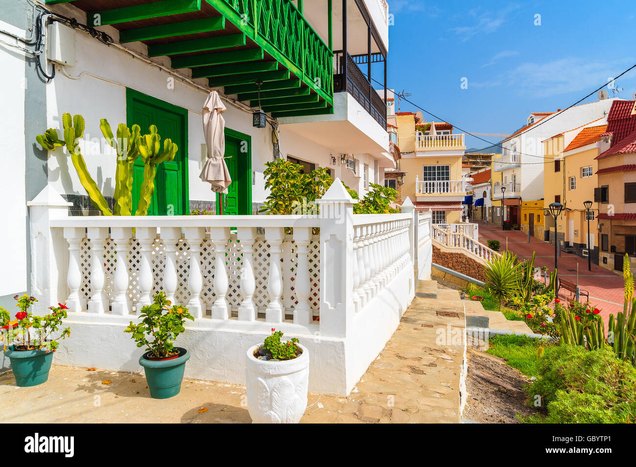 Maison typique des Canaries avec porte et fenêtres de vert à la Caleta village de pêcheurs, Tenerife, Canaries, Espagne Banque D'Images