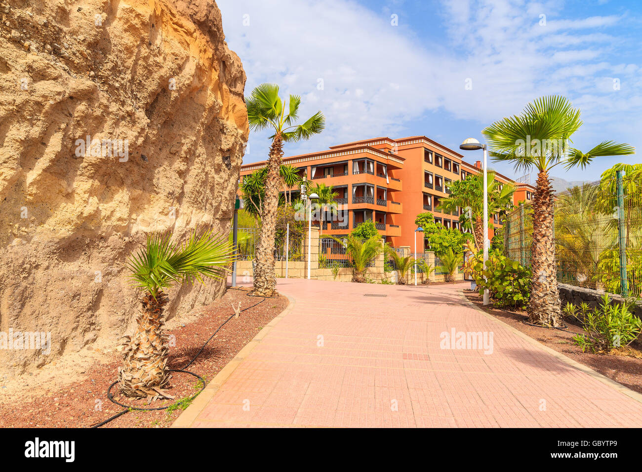 Hôtel Tropical promenade avec bâtiments en arrière-plan dans la ville de Costa Adeje, Tenerife, Canaries, Espagne Banque D'Images