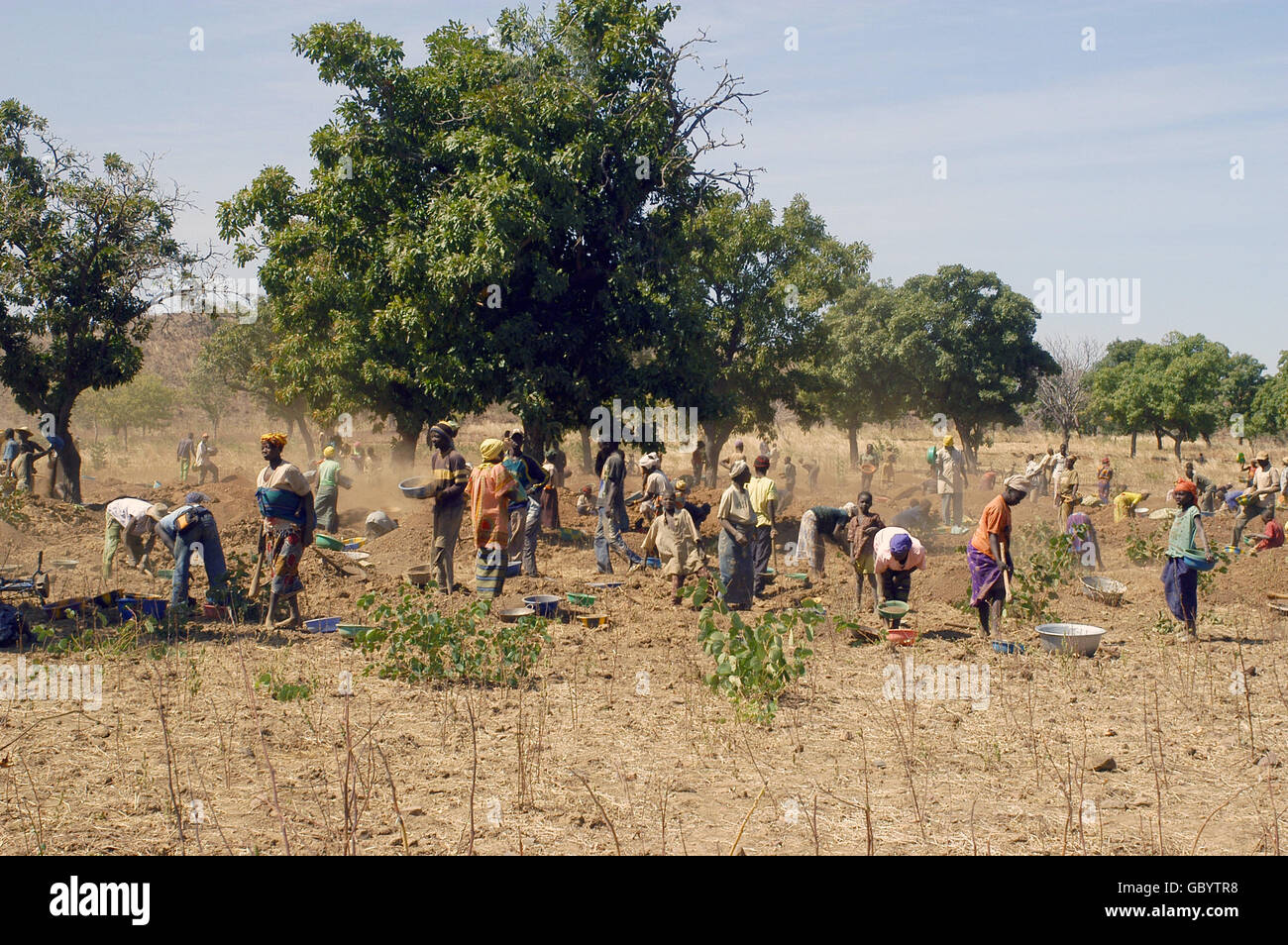 Poura gold mine au Burkina Faso où de nombreux chercheurs d'or venus principalement des femmes de creuser. Banque D'Images