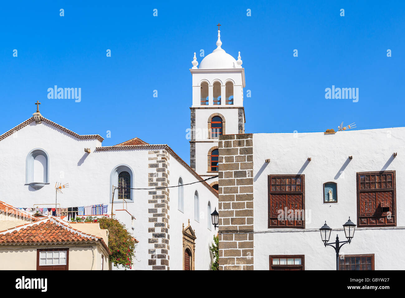 Clocher de l'église et les bâtiments coloniaux historiques dans la vieille ville de Garachico, Tenerife, Canaries, Espagne Banque D'Images