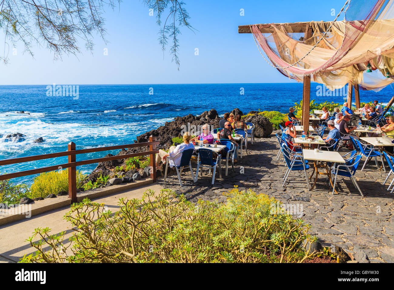 BUENAVISTA del Norte, Tenerife, Nov 15, 2015 : des gens assis dans un restaurant sur la côte de Tenerife avec Océan Atlantique en background Banque D'Images