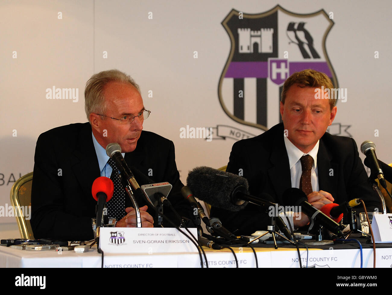 Nouveau directeur du football du comté de Notts, Sven Goran Eriksson (à gauche) Et le Président exécutif Peter trembling pendant la Conférence de presse à Meadow Lane Banque D'Images