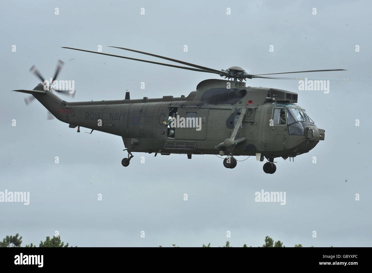 Un militaire s'agenouille à la porte d'un hélicoptère Sea King lors de l'exercice d'entraînement de la Brigade lumineuse 11 sur la plaine de Salisbury alors qu'il se prépare à se déployer en Afghanistan. Banque D'Images