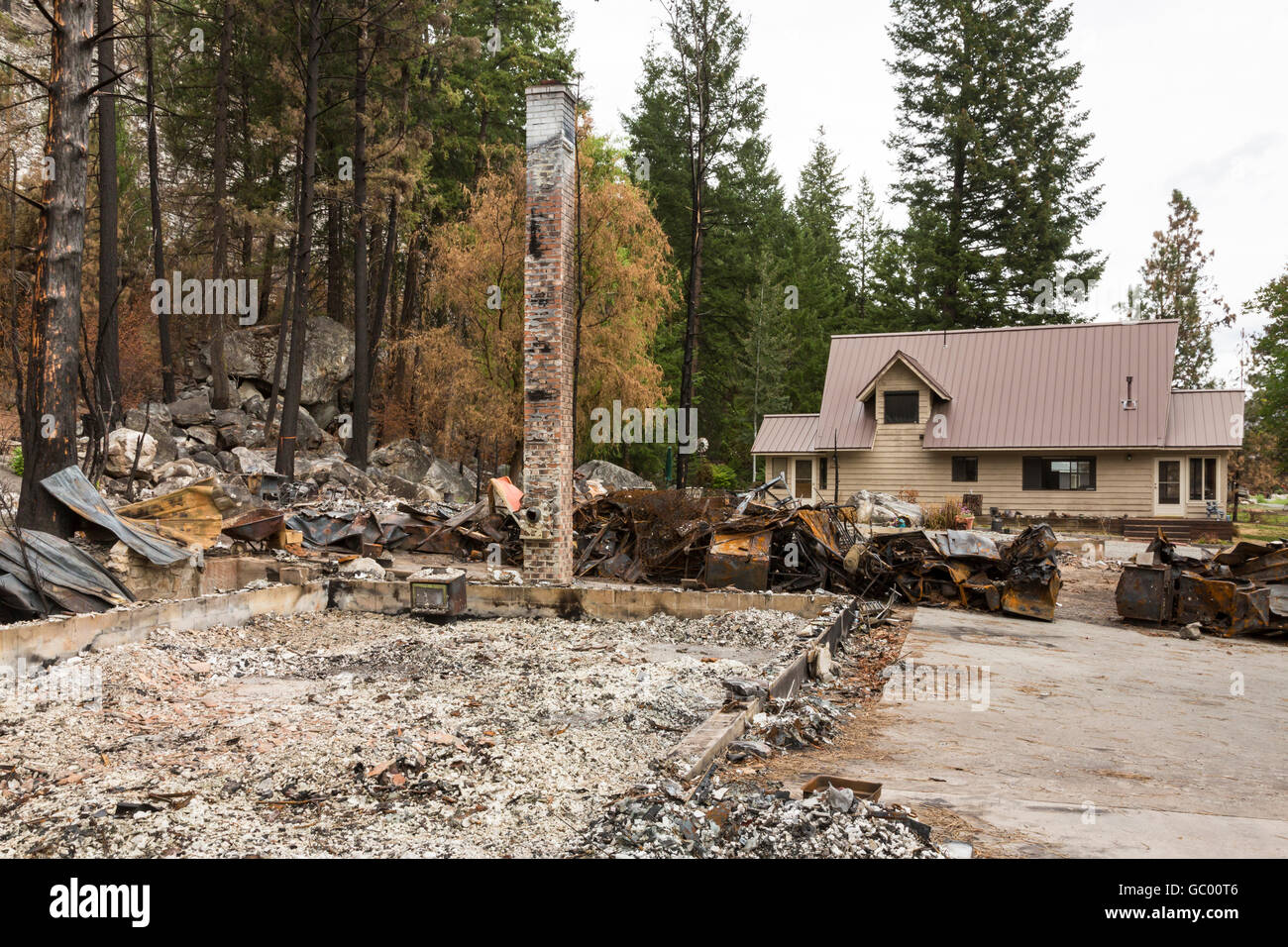 Ruines d'une maison qui a brûlé à côté du sol lors de l'accueil reste intact après un désastre naturel de forêt Les feux de forêt Banque D'Images